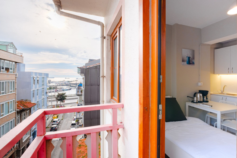 Room 4, Studio With a Sea View Balcony in Bakirkoy, Bakırköy