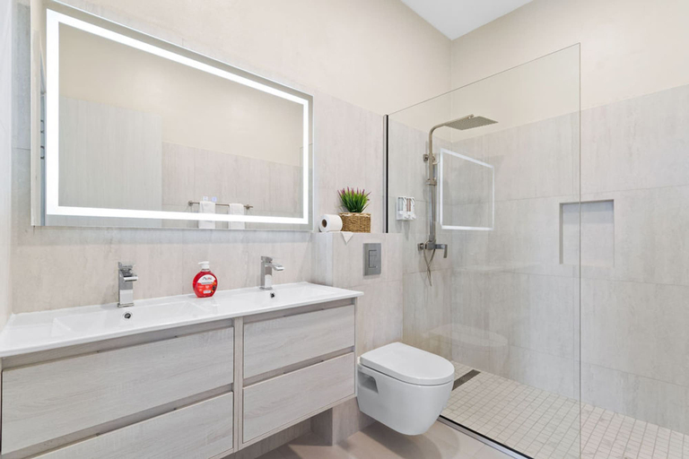 Bathroom 4, NEW Lux 4BR Villa w Private Pool Walk to Beach