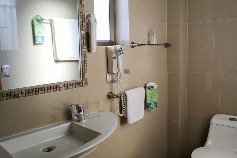 Bathroom 4, Hotel Ontiveros, Colchagua