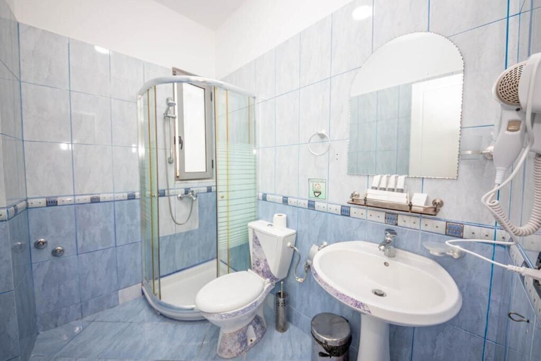 Bathroom 4, Hotel Sea Breeze, Sarandës
