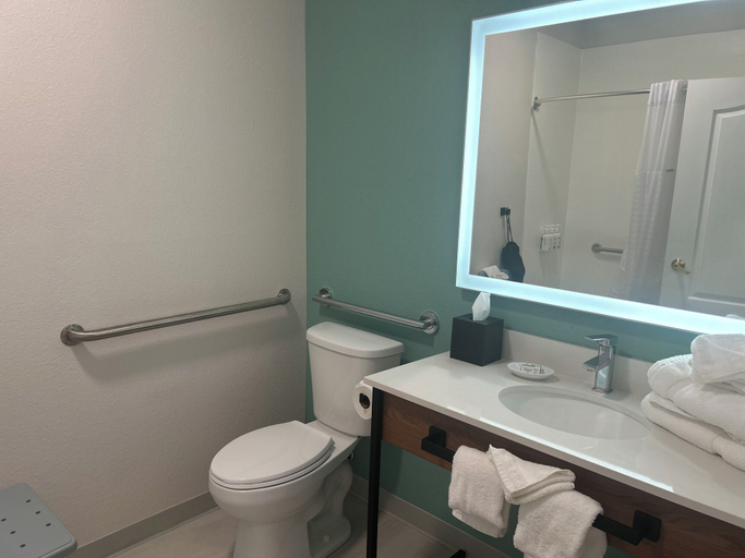 Bathroom 4, Wingate By Wyndham Mansfield Oh, Richland