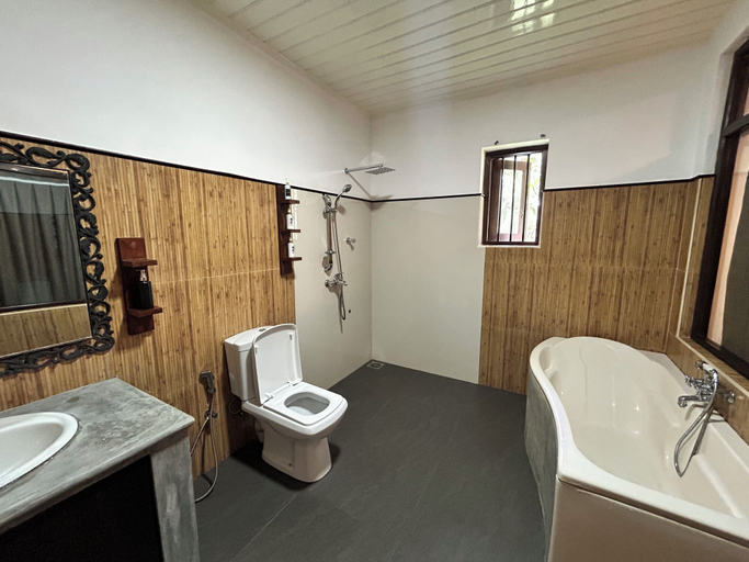 Bathroom 3, Heaven By The Lake, Niyagama
