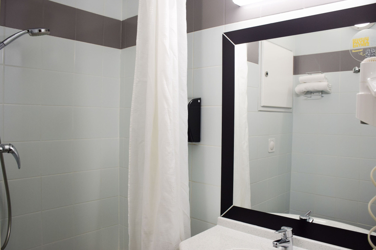 Bathroom 5, B&B HOTEL Aurillac Le Lioran, Cantal