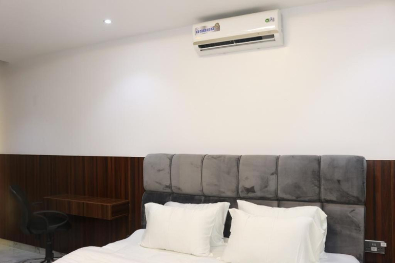 2, Excellent 2 bed apartment in Lekki Phase1 With SuperFast Wi-fi & 247 Power, Eti-Osa
