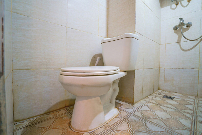 Bathroom 3, OYO 94052 Apartement Gateway Cicadas by Guling Property, Bandung