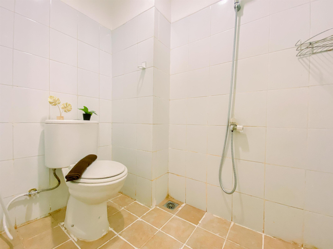 Bathroom 5, Minimalist Studio at Gunung Putri Square Apartment By Travelio, Bogor