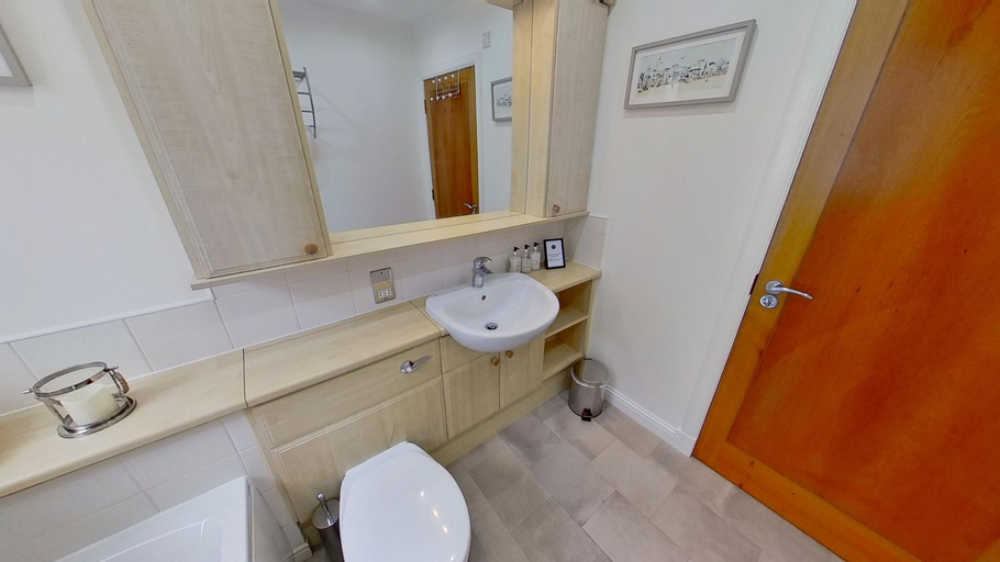 Bathroom 2, Orange Apartments Rubislaw Mansions, Aberdeen