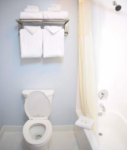 Bathroom 4, Quality Inn & Suites Middletown - Newport, Newport