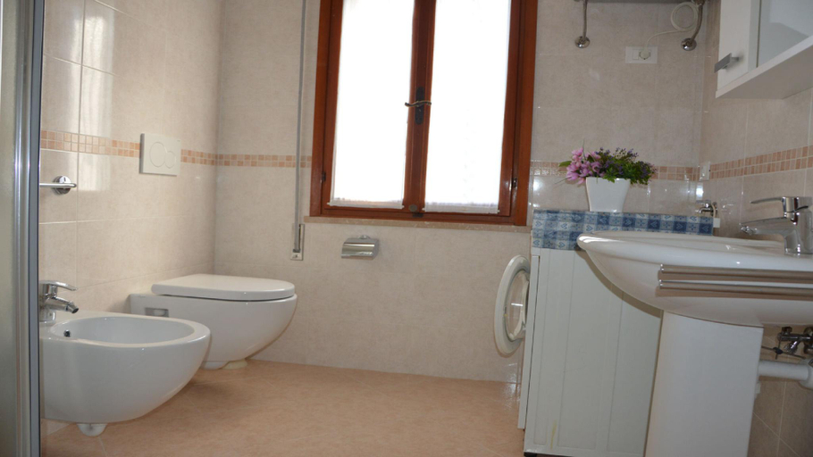 Bathroom, Comfortable and large flat in a quiet location by Beahost Rentals, Venezia