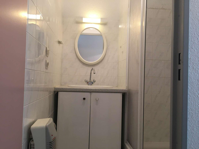 Bathroom, Studio cabine 4 pers, balcon sud, parking, prox centre Luz-St-Sauveur, proche ski et thermes - FR-1-, Hautes-Pyrénées