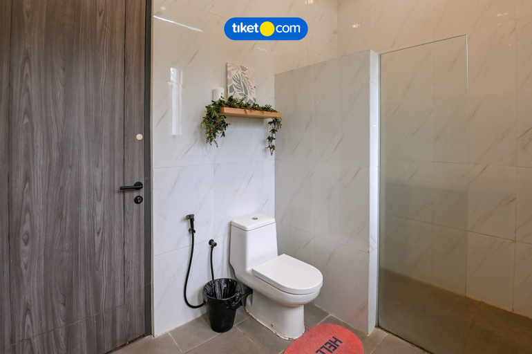 Bathroom 13