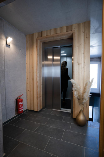 Others 5, Motel Q, Rottweil