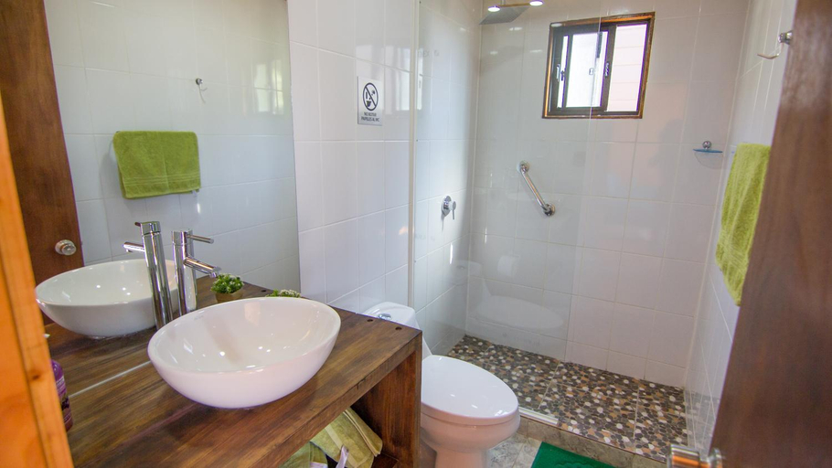 Bathroom 3, ELUNEY Pichilemu, Cardenal Caro