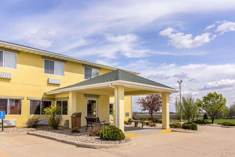 Exterior & Views 1, Econo Lodge Luverne I-90, Rock