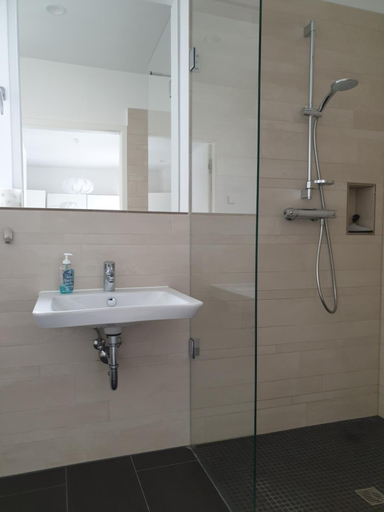 Bathroom 3, Ferienwohnungen direkt am See, Saalekreis