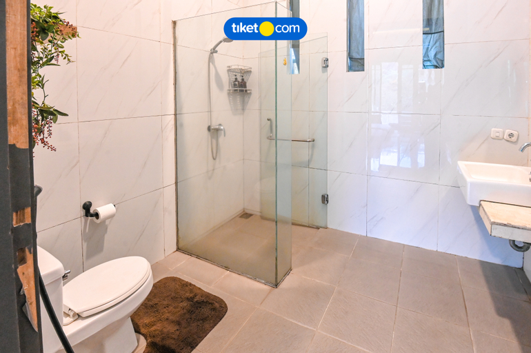 Bathroom 12