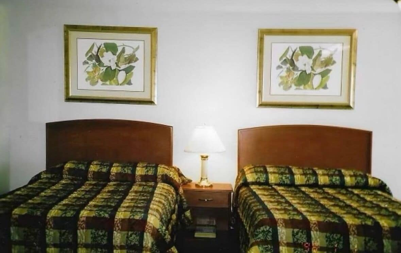 Bedroom, Glenrose Motel, Orleans