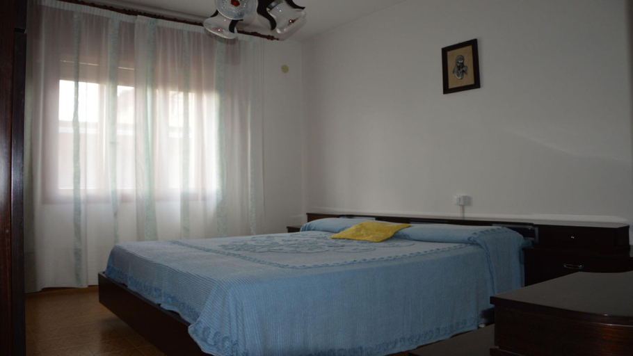 Bedroom 2, Comfortable and large flat in a quiet location by Beahost Rentals, Venezia