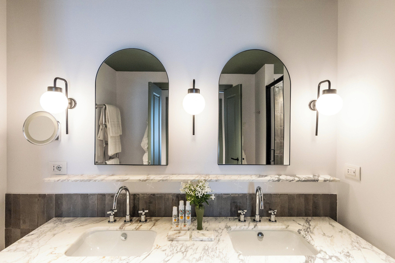 Bathroom 5, Donna Carmela, Catania
