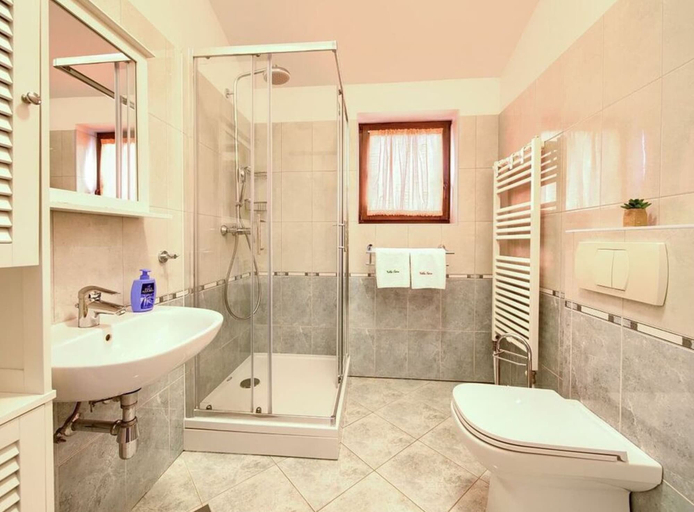 Bathroom 2, Villa Tara With a Beautiful Heated Pool, Dobrinj