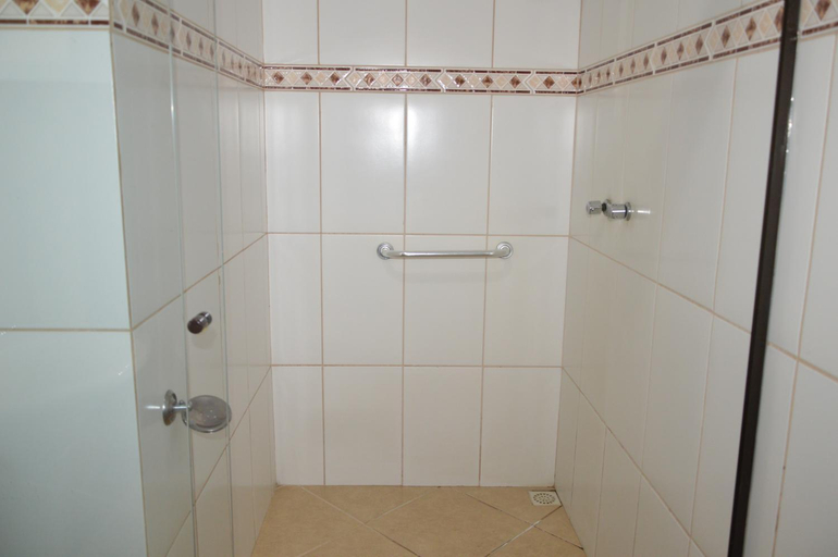 Bathroom 3, Hotel Colonial, Porto Real