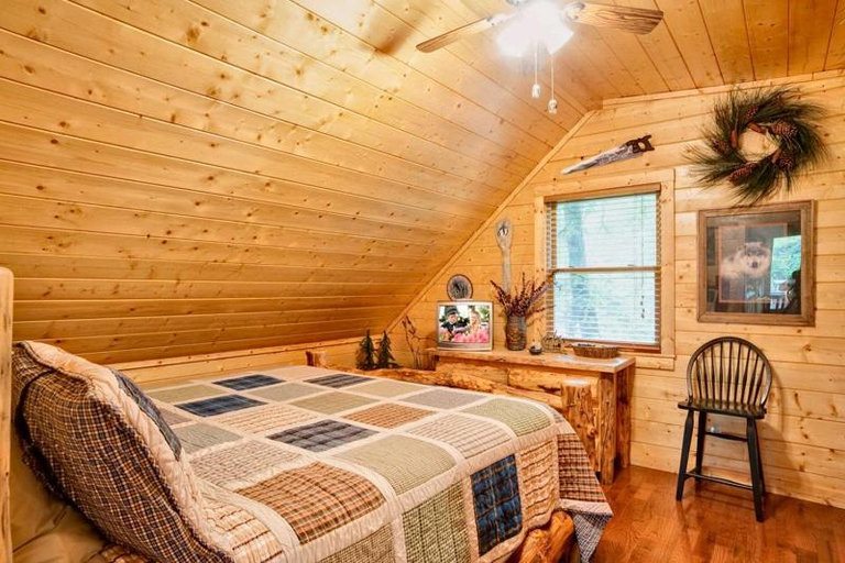 Bedroom 4, Call of the Wild, Sevier