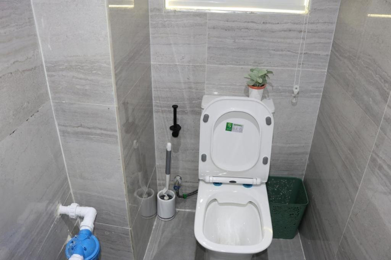 Bathroom 4, Excellent 2 bed apartment in Lekki Phase1 With SuperFast Wi-fi & 247 Power, Eti-Osa