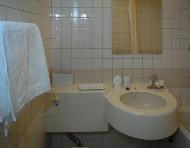 Bathroom 3, The Phat Packers, Otari