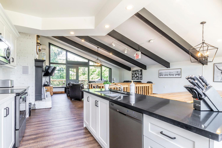 Others 4, Mountain Trail-Smart TV-Self Check-In-Full Kitchen-Balcony-BBQ, Grey