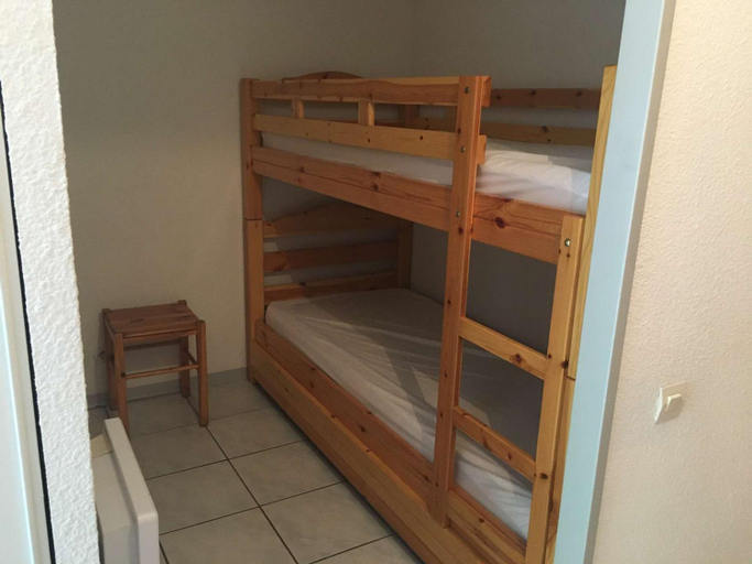 Bedroom, Studio cabine 4 pers, balcon sud, parking, prox centre Luz-St-Sauveur, proche ski et thermes - FR-1-, Hautes-Pyrénées