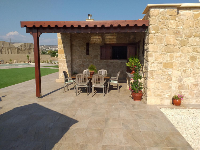 Others 5, Villa Yioukkas
