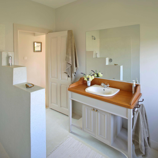 Bathroom, Soames Hotel & Jack' s Bar, Kieni