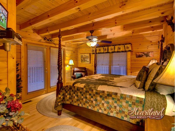 Others 4, Bear Hug Cabin Gatlinburg Convenient to Everything!, Sevier
