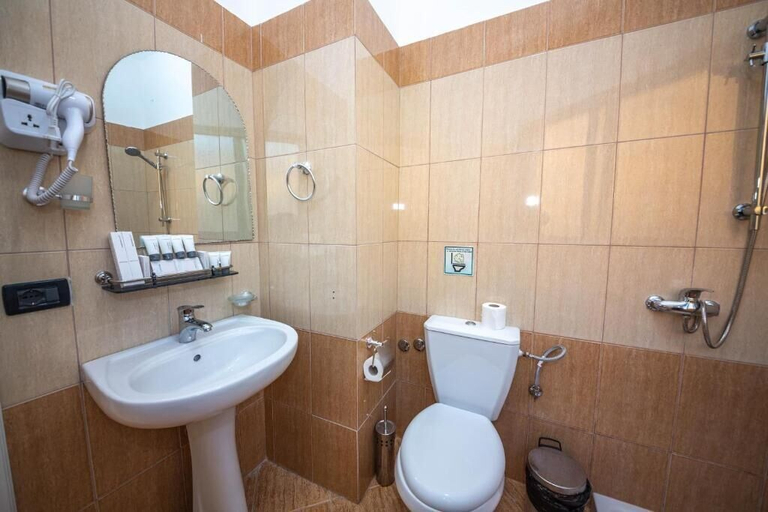 Bathroom 5, Hotel Sea Breeze, Sarandës
