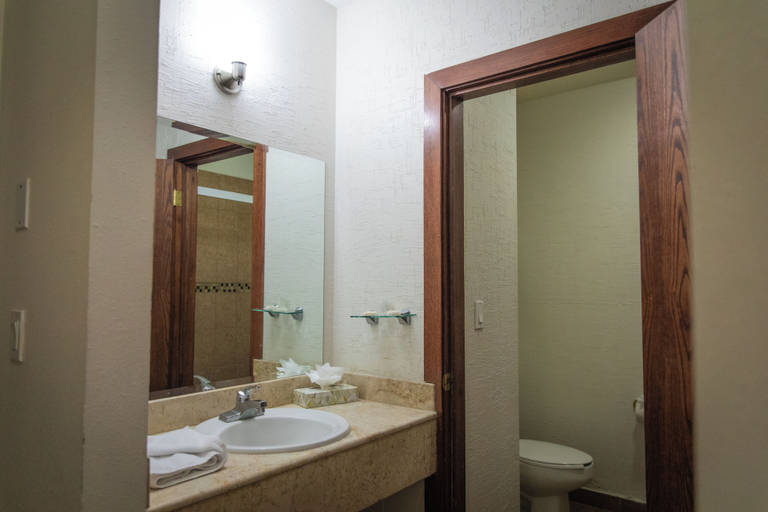 Bathroom 4, Conquistador Inn By Us Consulate, Juárez