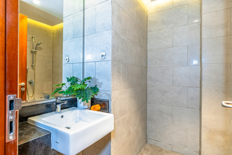 Bathroom 5, Roseville Apartment SOHO and Suites by Nagisa Bali, Tangerang Selatan