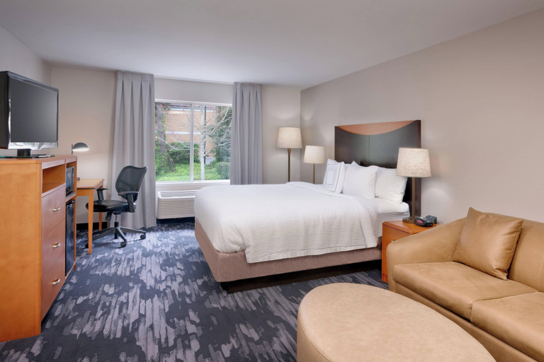 Bedroom 4, Fairfield Inn & Suites by Marriott Seattle Bellevue/Redmond, King
