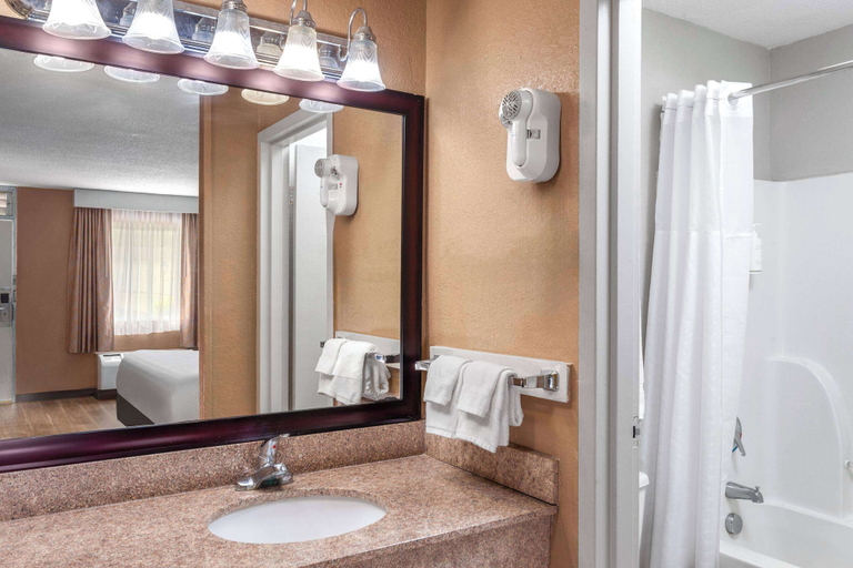 Bathroom 4, Days Inn by Wyndham Shelby, Cleveland