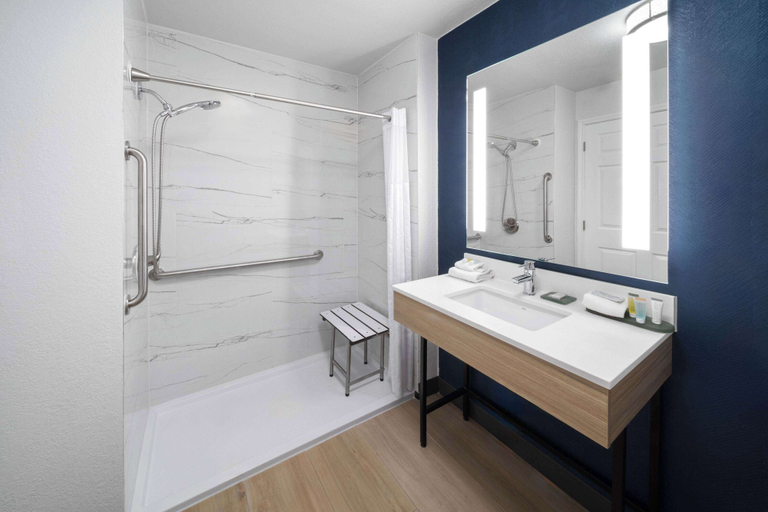 Bathroom 4, La Quinta Inn & Suites by Wyndham San Antonio Northwest, Bexar