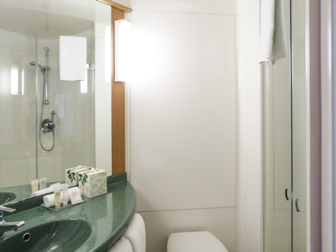 Bathroom 11