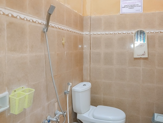 Bathroom 3, RedDoorz @ Rita Guesthouse Pangandaran, Pangandaran
