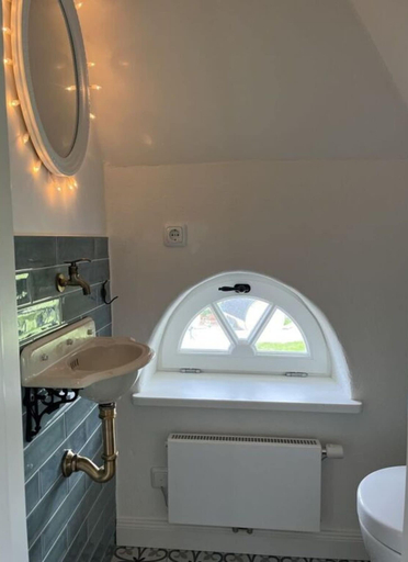 Bathroom 2, "peerboos" in the Haus am Deich, Nordfriesland