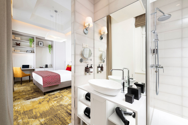 Bathroom 3, Three Corners Avenue Hotel, Budapesti