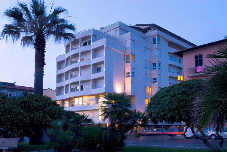 Exterior & Views 24