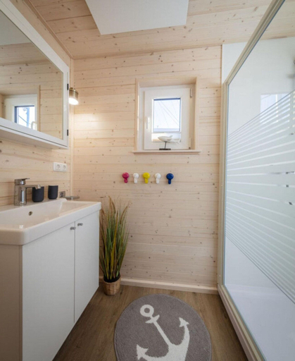 Bathroom, Houseboat Grey Seal Comfortable Vacation Home, Ostholstein