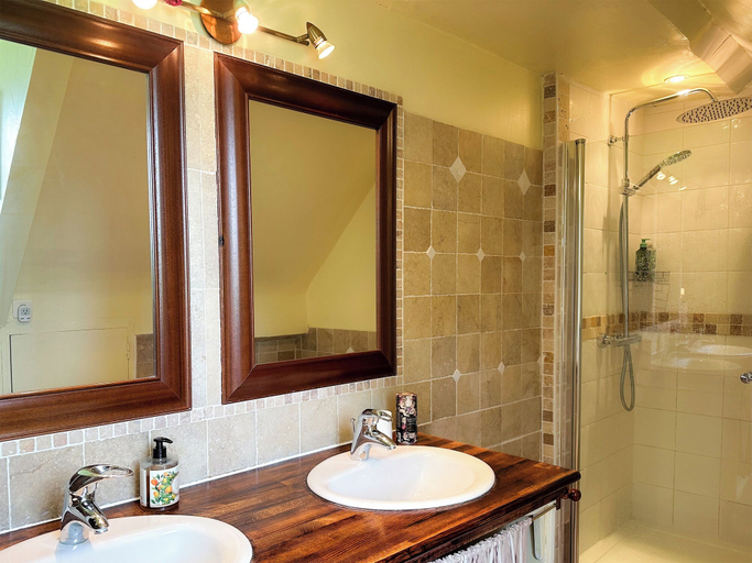 Bathroom 4, Les Rocailles, Dordogne