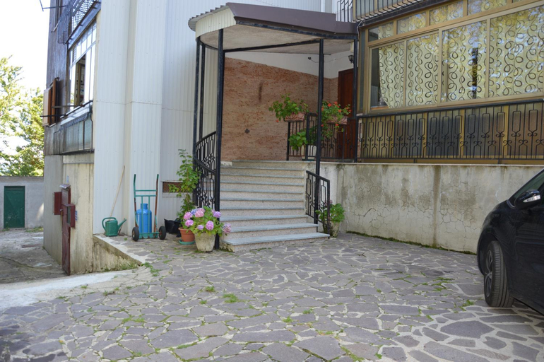 Others 3, La casa nel bosco, Cosenza
