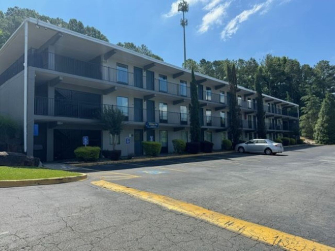 Exterior & Views 2, Hilltop Inn, DeKalb