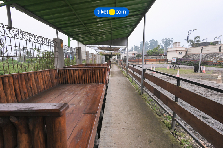 Exterior & Views 28