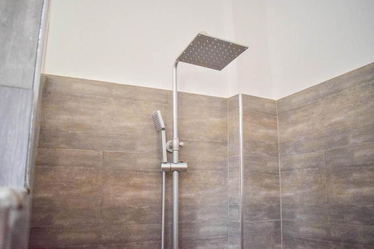 Bathroom 5, Uhuru House And Restaurant, Kaskazini 'A'
